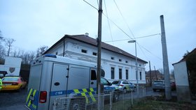 Ve škole v Neprobylicích policie našla dva zastřelené muže.