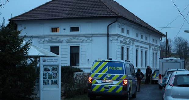 Tragédie v Neprobylicích: Ve škole našli dva zastřelené muže! 