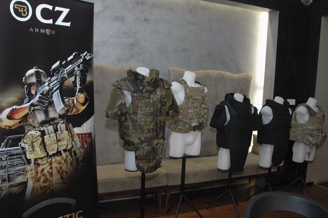 Představení vest pro armádu v únoru 2015, které nakonec ministerstvo obrany nekoupilo
