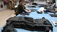Namísto kabelek, brašen, pásků a peněženek šijí v pražském brašnářství neprůstřelné vesty (na snímku z 8. dubna 2022) a posílají je na Ukrajinu. Ušili jich už několik stovek.