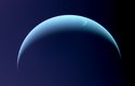 Na plynného obra je Neptun spíš malý, jeho rovníkový průměr je pouhých 50 tisíc kilometrů. Snímek pořídila sonda Voyager v roce 1989