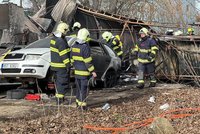 Požár v Neratovicích zachvátil auta i plasty: Zasahovalo 11 jednotek hasičů