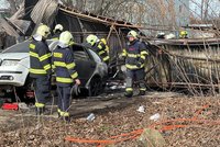 Požár v Neratovicích zachvátil auta i plasty: Zasahovalo 11 jednotek hasičů