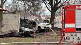 Požár v Neratovicích zničil dvě auta a poškodil objekt.