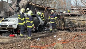 Požár v Neratovicích zničil dvě auta a poškodil objekt.