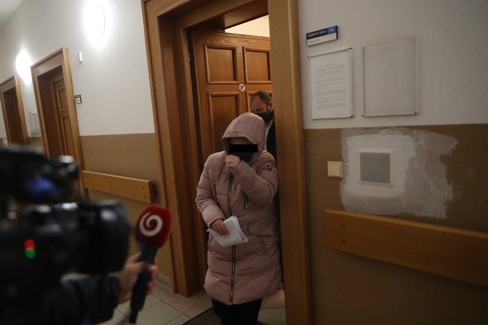Žena (36) obviněná z vraždy novorozence u soudu.