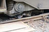 Vykolejený vagon v Plzni nasazuje na koleje jeřáb: Doprava stála