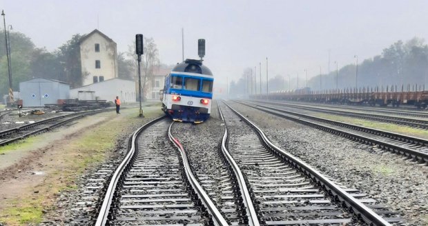 V Neratovicích vykolejil vlak! Dopravu mezi Prahou a Mělníkem zajistí autobusy V Neratovicích vykolejil vlak! Dopravu mezi Prahou a Mělníkem zajistí autobusy
