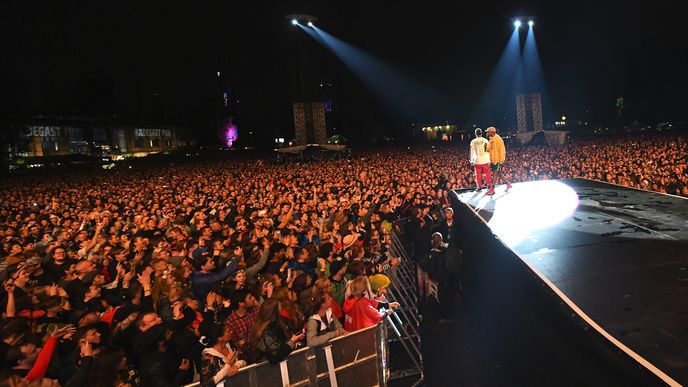 Festival první den ovládla americká kapela N.E.R.D. s hlavní hvězdou, zpěvákem Pharrellem Williamsem. Ten zpíval a hrál na klavír i klávesy.