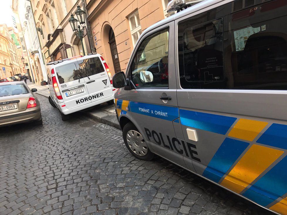 V Nerudově ulici v Praze 1 umrzl muž bez domova.