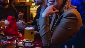 Danuše Nerudová zašla po prvním volebním dni na pivo. (13. 1. 2022)