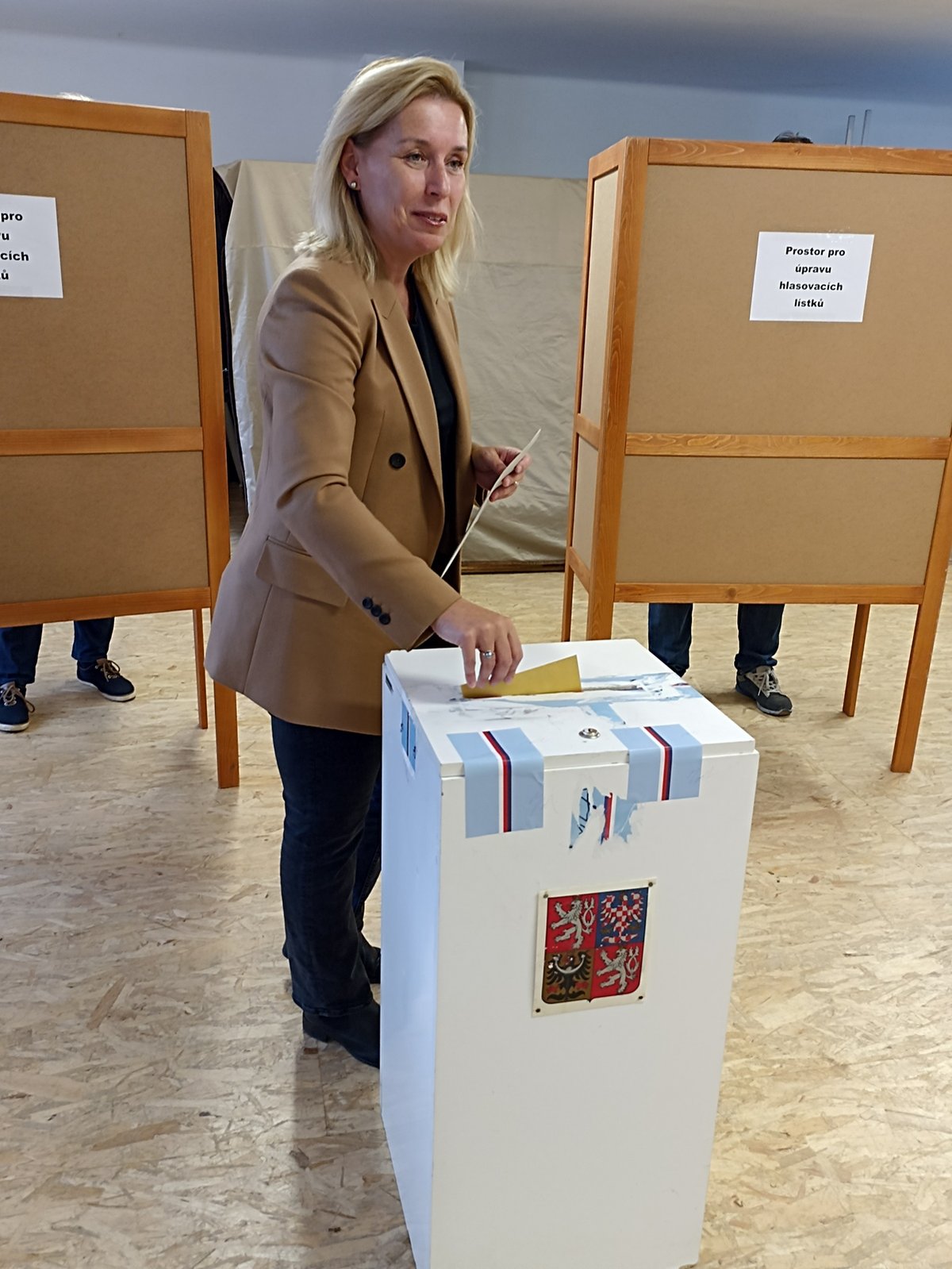 Kandidátka na prezidentku Danuše Nerudová (43) odvolila společně s manželem Robertem v kulturním sále příléhajícím k hospůdce U Anděla v Kuřimi-Podlesí.