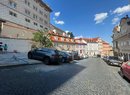  V Nerudově ulici se v uplynulých dnech objevily na chodníku z vápencové mozaiky parkovací čáry, které změnily podélné parkování na příčné. (27. červen 2022)