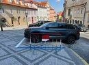  V Nerudově ulici se v uplynulých dnech objevily na chodníku z vápencové mozaiky parkovací čáry, které změnily podélné parkování na příčné. (27. červen 2022)