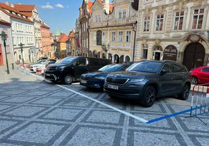 V Nerudově ulici se v uplynulých dnech objevily na chodníku z vápencové mozaiky parkovací čáry, které změnily podélné parkování na příčné. (27. červen 2022)