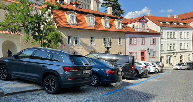 V Nerudově ulici se v uplynulých dnech objevily na chodníku z vápencové mozaiky parkovací čáry, které změnily podélné parkování na příčné. (27. červen 2022)