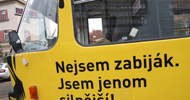 Dopravní podnik hl. m. Prahy představil nově polepenou tramvaj, která upozorňuje na úskalí srážek chodců s tramvají.