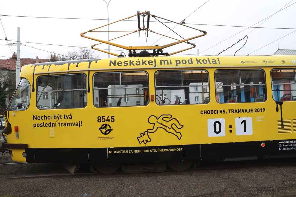 Jen za loňský rok evidovali pražští policisté 104 kolizí tramvaje s chodcem.