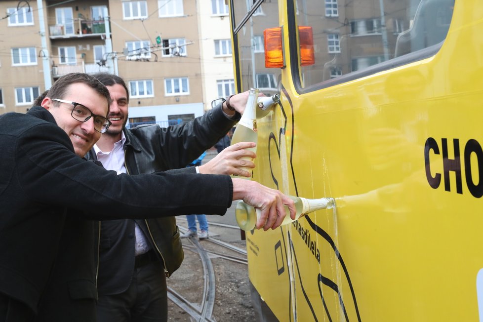 Dopravní podnik hl. m. Prahy představil nově polepenou tramvaj, která upozorňuje na úskalí srážek chodců s tramvají.