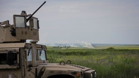 Ukrajinská armáda u frontové linie v nově osvobozené obci Neskučne v Doněcké oblasti