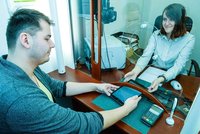 Pomoc pro neslyšící na úřadech v Plzni: Na přepážkách budou tablety s tlumočníkem