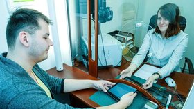 Pomoc pro neslyšící na úřadech v Plzni: Na přepážkách budou tablety s tlumočníkem  