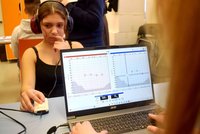 Sabina (13) ztratila půlku sluchu: Uši ničí i hluk ve sluchátkách