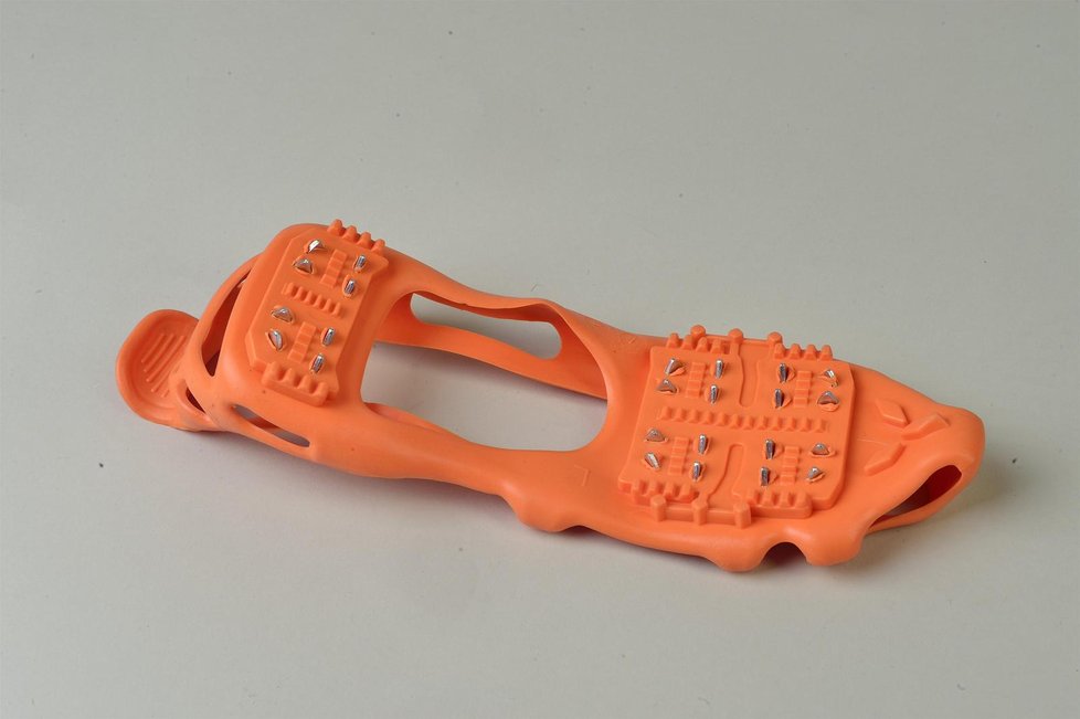 Hecht snow shoes mají vzorek s 24 ocelovými hroty