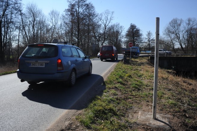 Nesmyslný zákaz odbočení u Opatovic nad Labem