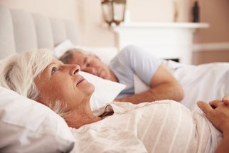 Nespavost u seniorů: Nejčastější příčiny a jak je řešit?