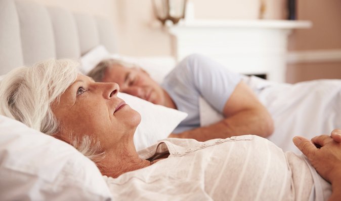 Nespavost u seniorů: Nejčastější příčiny a jak je řešit?