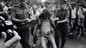 Nespokojenost. Příslušníci SNB 21. srpna 1988, v dendvacátého výročí sovětské okupace Československa,odvlékají z Václavského náměstí protestujícího maldíka