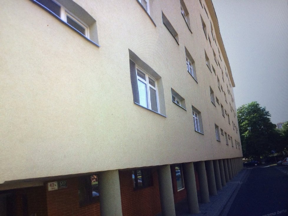 Muž vypadl z 5. patra tohoto domu na brněnské ulici Tábor. Policie zjišťuje, zda šlo o nešťastnou náhodu, či sebevraždu.