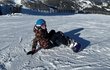 Denisa se učí na snowboardu, na hory vyvezla maminku