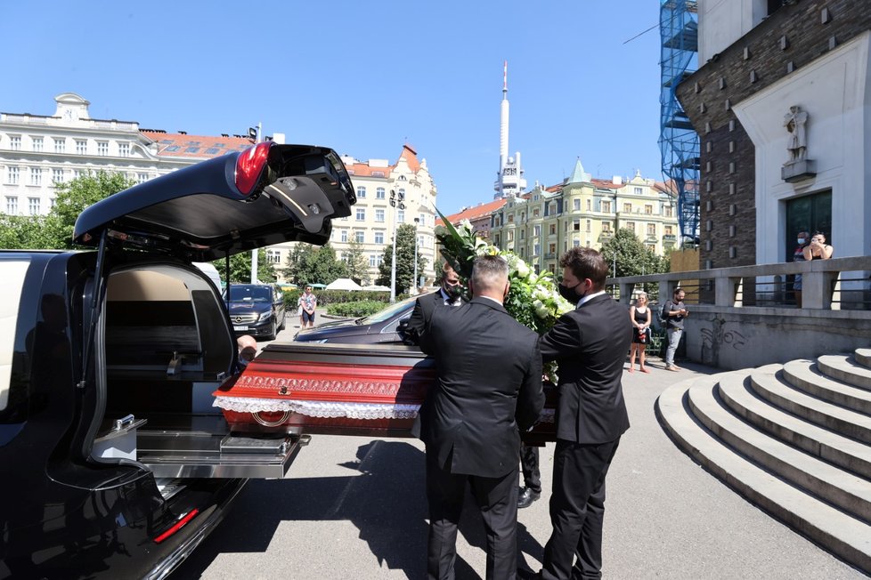 Rakev s Milošem Nesvadbou nakládají do pohřebního vozu.