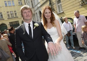 Velkolepá svatba Pepiny s majitelem baru na Stodolní Michalem Vaškem.