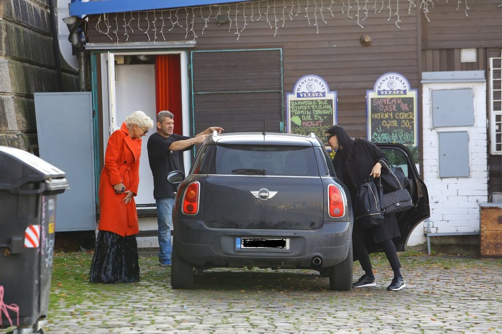 Bára Nesvadbová musela přesvědčit pracovníka na Náplavce, aby mohla nechat zaparkované auto na místě.