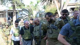 Benjamin Netanjahu se setkal s vojáky, kteří zasahovali v napadeném jižním Izraeli (14. 10. 2023).