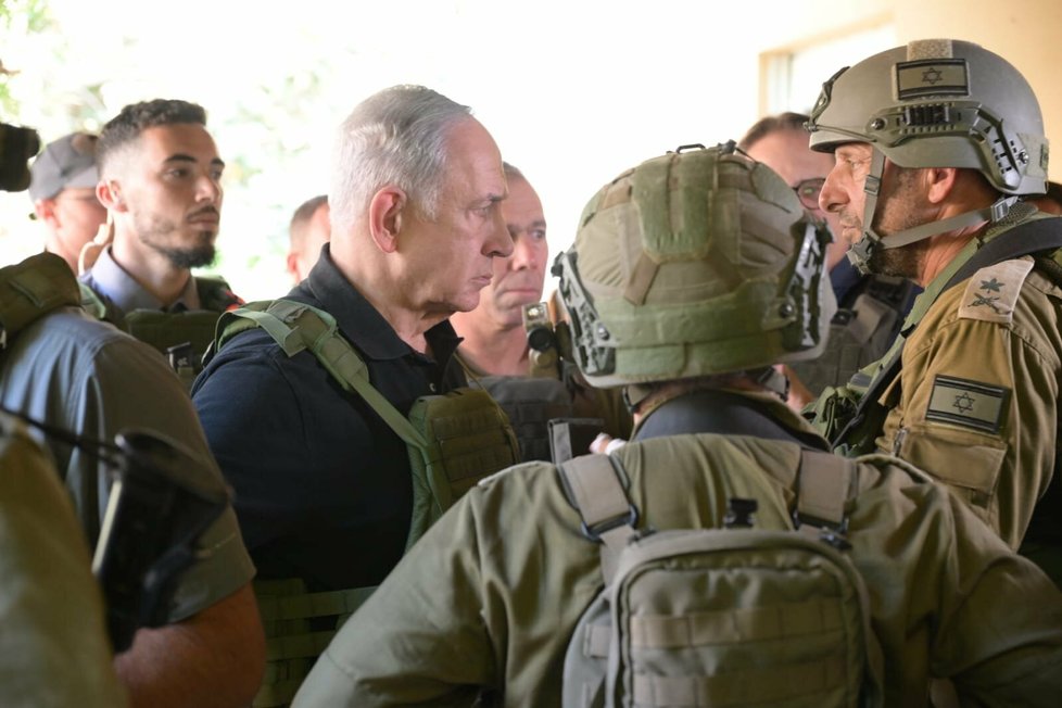 Benjamin Netanjahu se setkal s vojáky, kteří zasahovali v napadeném jižním Izraeli (14. 10. 2023).