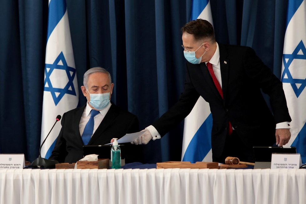 Premiér Izreale Benjamin Netanjahu (sedící) v roušce na jednání izraelské vlády (5. 7. 2020)
