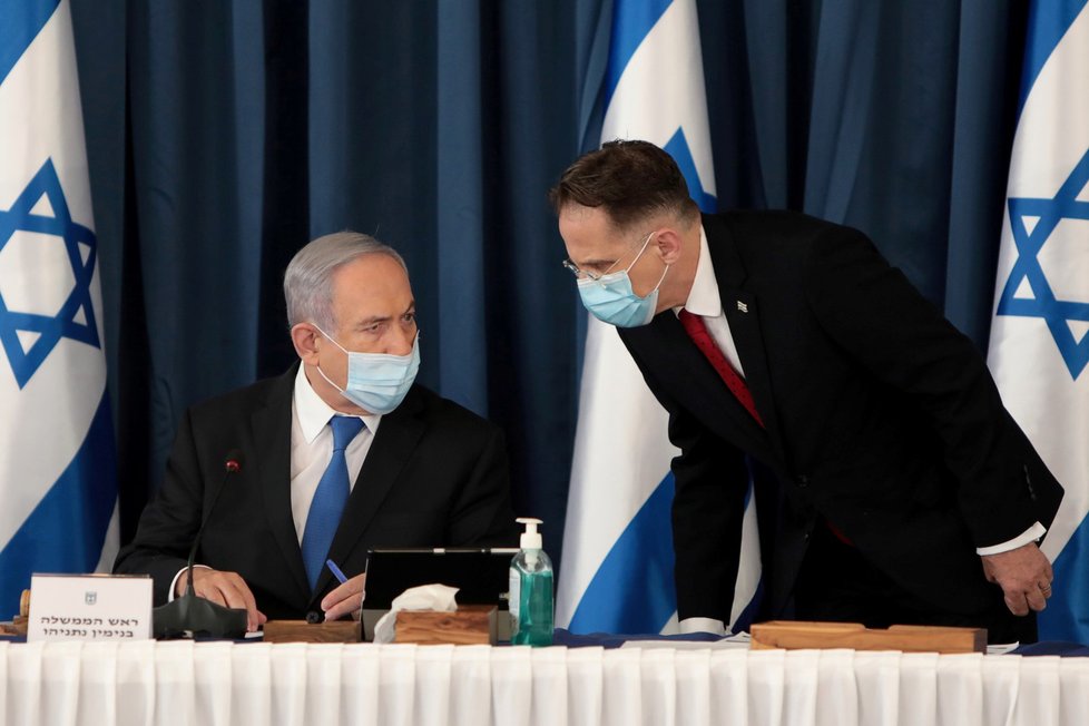 Premiér Izreale Benjamin Netanjahu (sedící) v roušce na jednání izraelské vlády (5. 7. 2020)