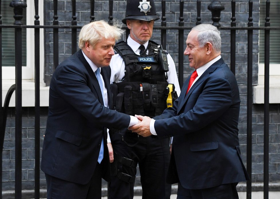 Izraelský premiér Netanjahu se s britským premiérem Johnsonem setkal, při řeči se ale přeřekl.