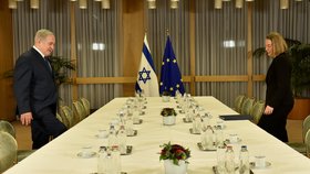 Šéf izraelské vlády Benjamin Netanjahu a šéfka unijní diplomacie Federica Mogheriniová společně v Bruselu