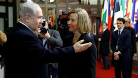Šéf izraelské vlády Benjamin Netanjahu a šéfka unijní diplomacie Federica Mogheriniová společně v Bruselu