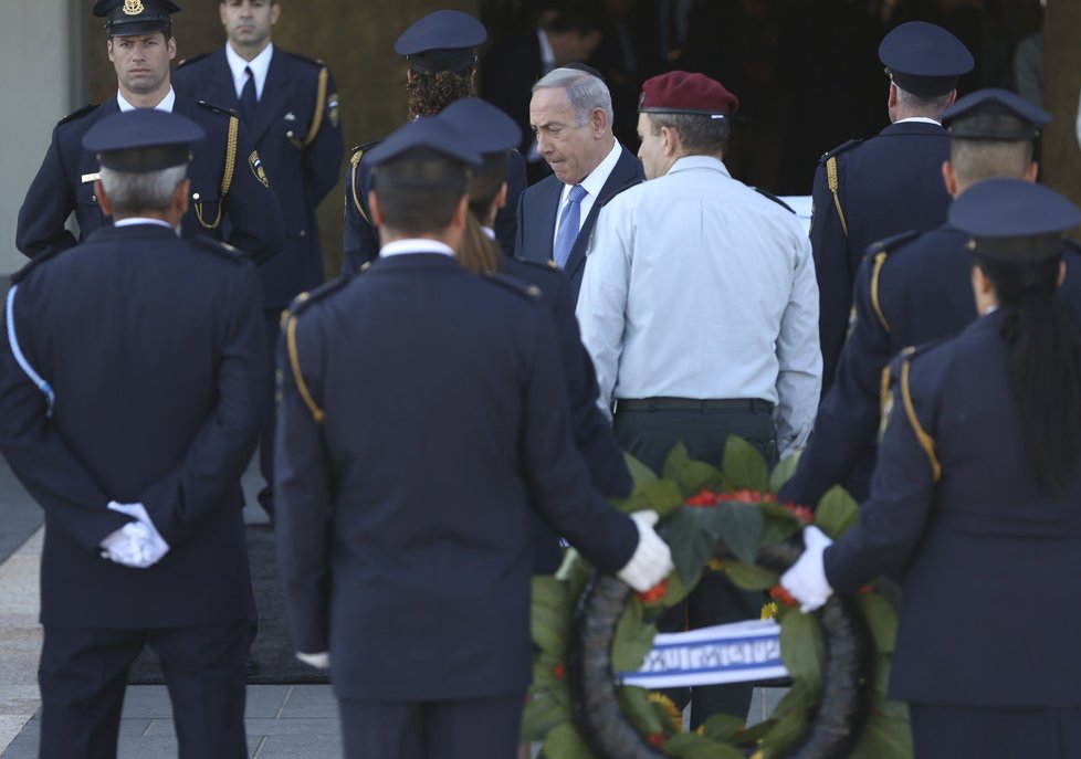 Izraelský premiér Benjamin Netanjahu u rakve Šimona Perese