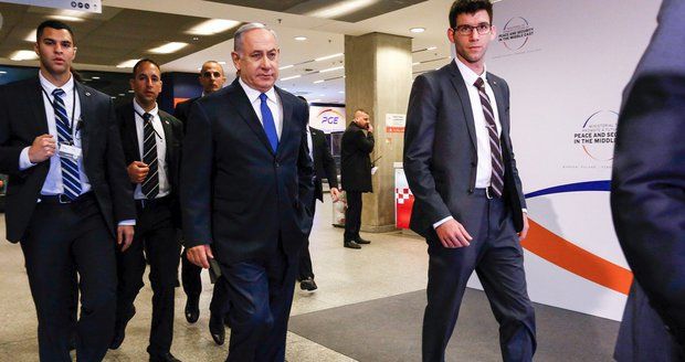 Letoun premiéra měl poruchu. A Netanjahu slovy o Polácích a holokaustu ohrozil summit V4