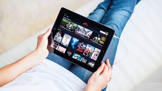 Netflixu se vyplácí investice do původní tvorby. Internetové televizi prudce stoupají příjmy