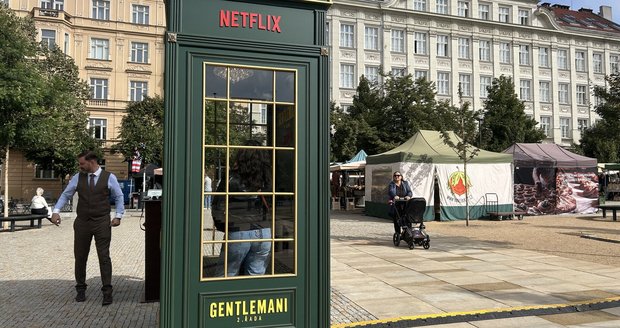 Uvnitř budky návštěvníci během krátkého „telefonátu“ odpovídají na několik otázek a na konci zjistí, jaká role by jim mezi Gentlemanům připadla.