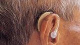 Varování nedoslýchavým seniorům: Nekvalitní naslouchátka mohou trvale poškodit sluch