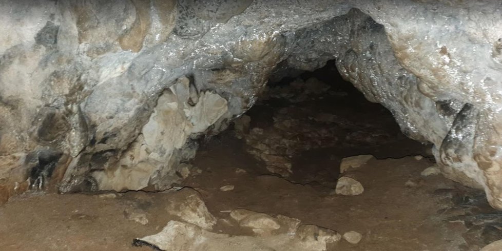 Vchod do Umrlčí jeskyně.